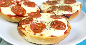 Recipe for pizza bagels in 25 minutes or less