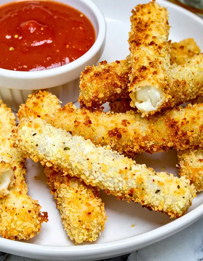 Mozzarella sticks with marinara dipping sauce